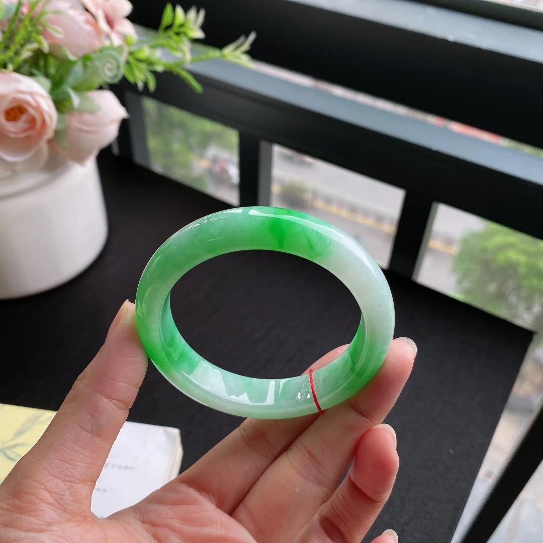 好色珠宝  圈口53.2缅甸老坑A货细糯底阳绿正圈翡翠手镯