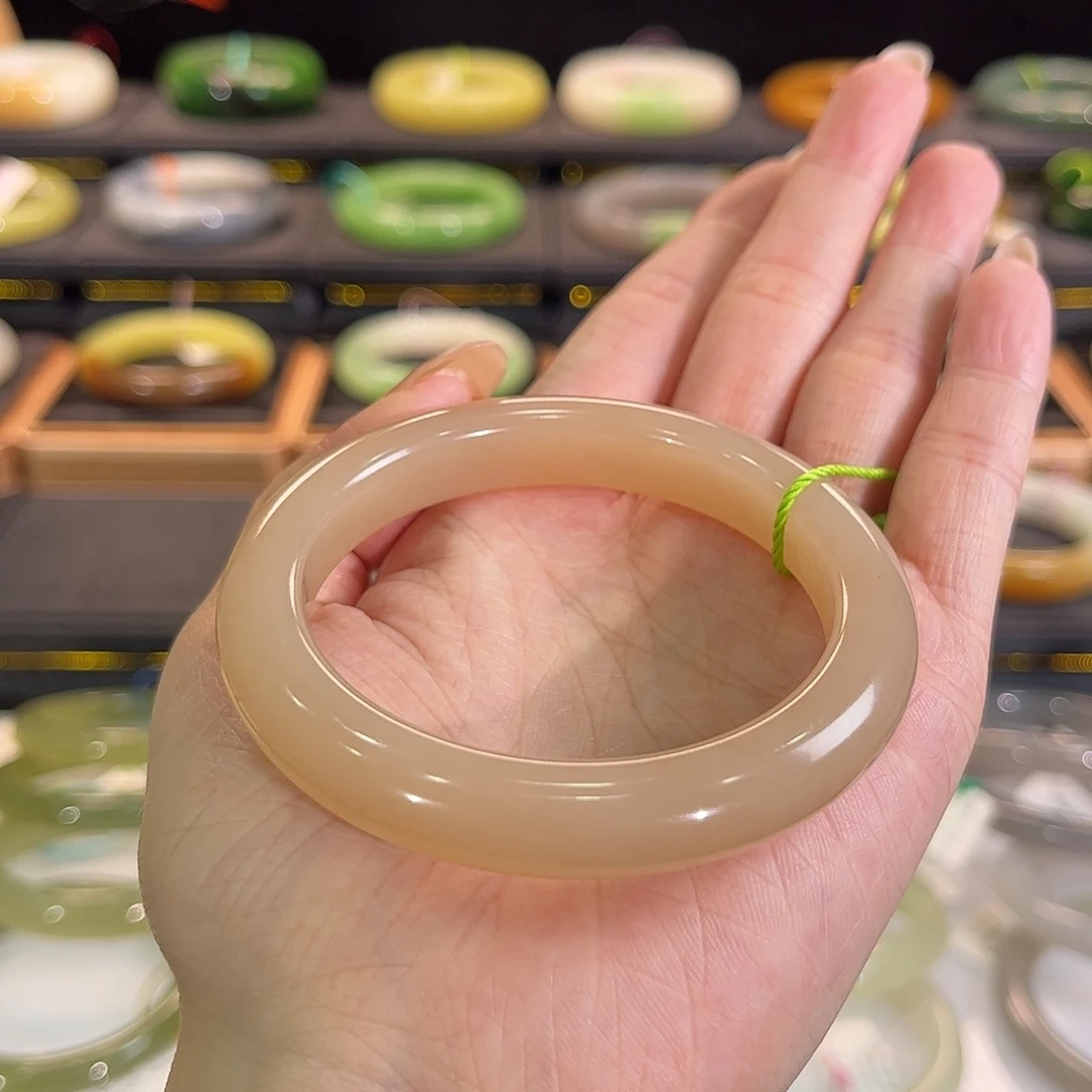 和田玉未镶嵌手镯浓郁红粉