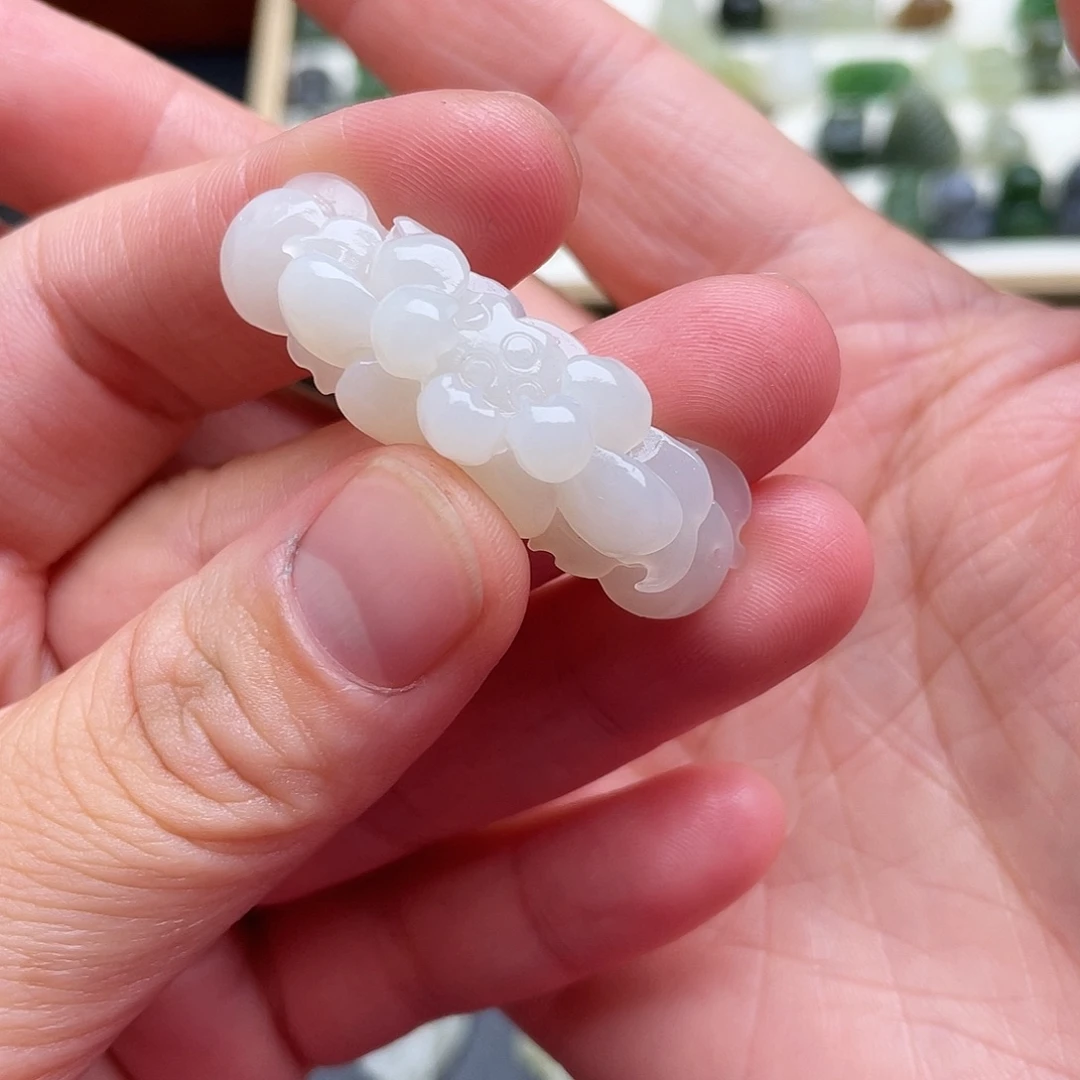 小***硚颈饰未镶嵌和田玉莲花手牌