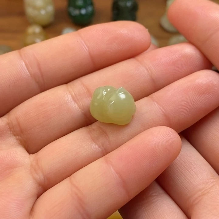 蜜***包和田玉未镶嵌颈饰