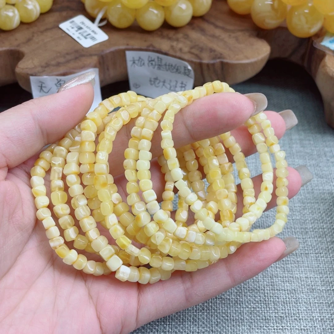 未镶嵌蜜蜡裸石多样性发其中一个