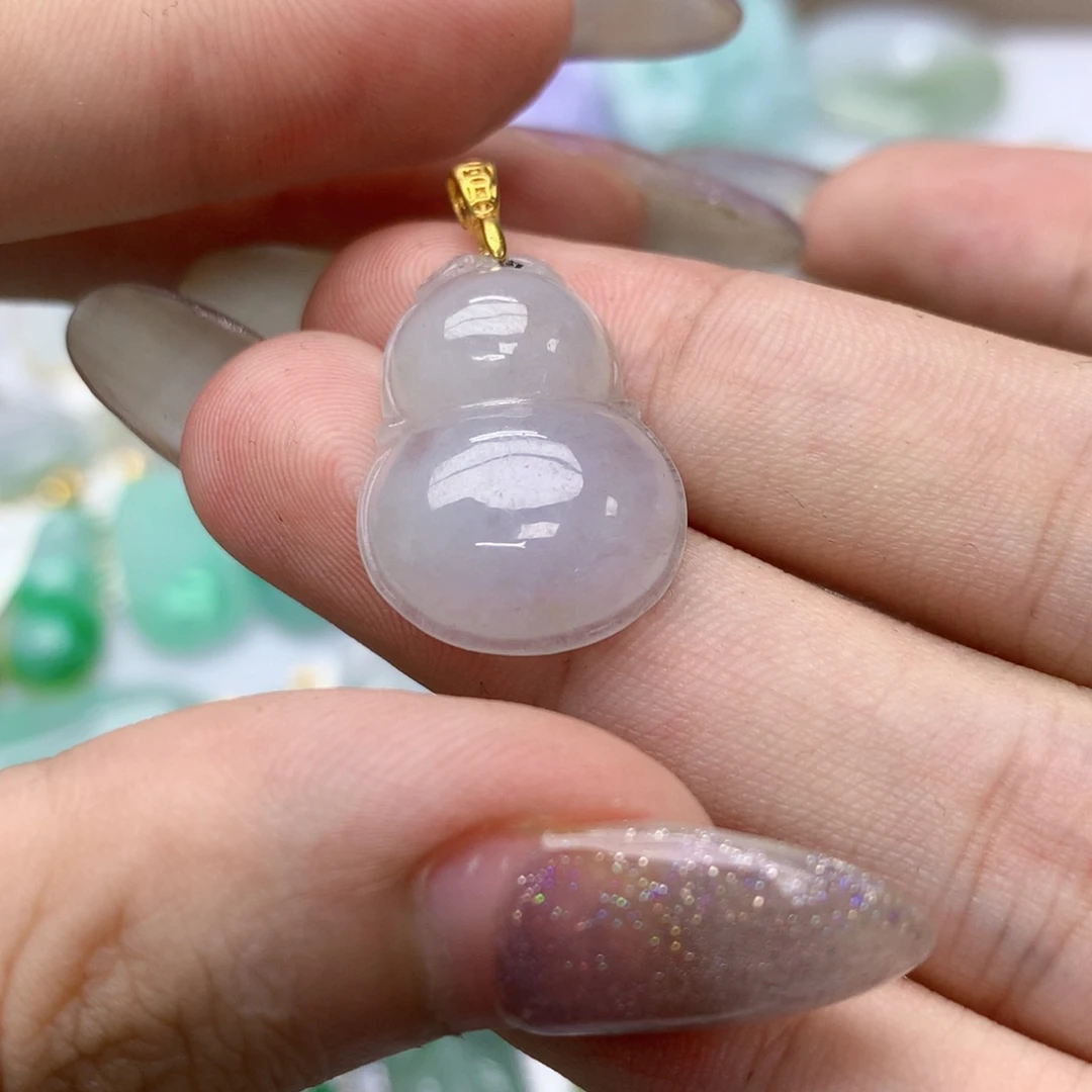 颈饰银S925镀金镶嵌翡翠。