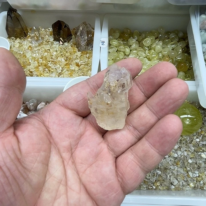 动***间水晶未镶嵌珠宝半成品