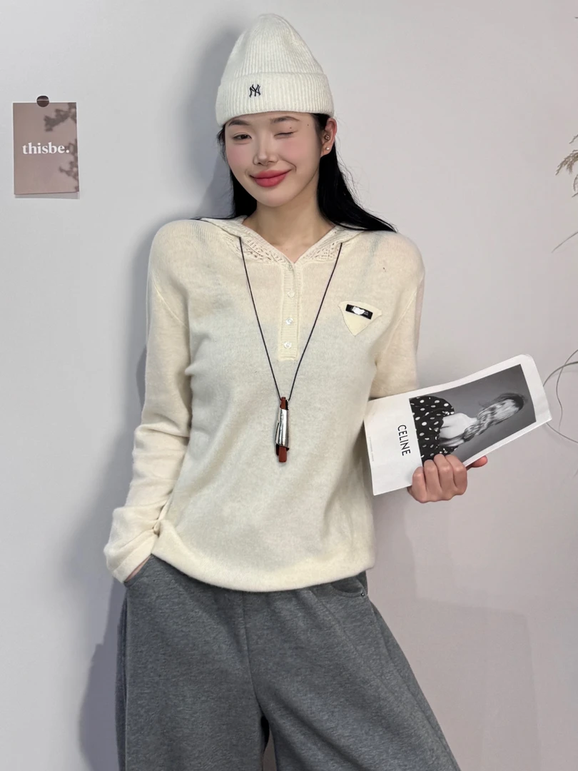 25038#设计感三角字母标连帽长袖针织衫女新款宽松洋气打底毛衣