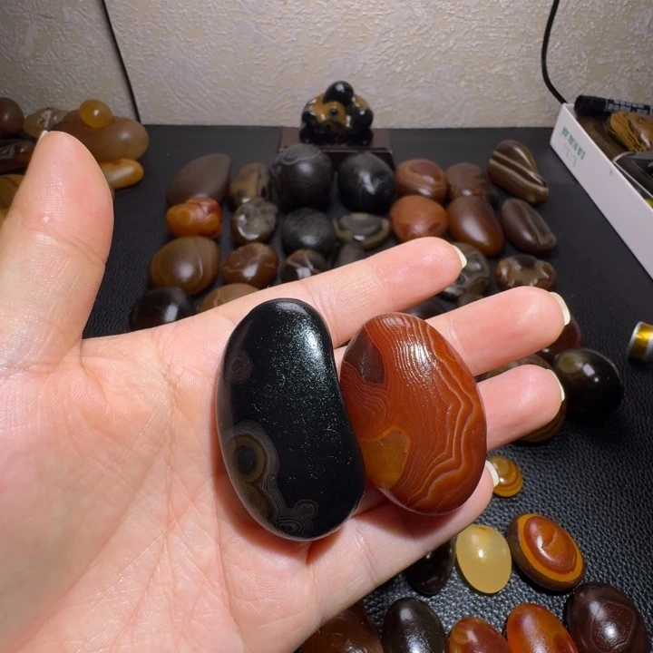 一***子瓷片马达加斯加奇石手把件浮雕
