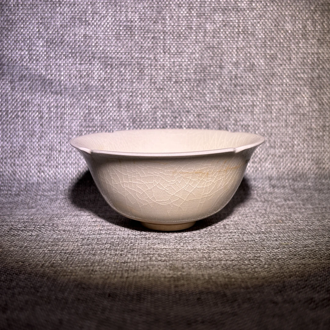 隋白纯手工花口杯