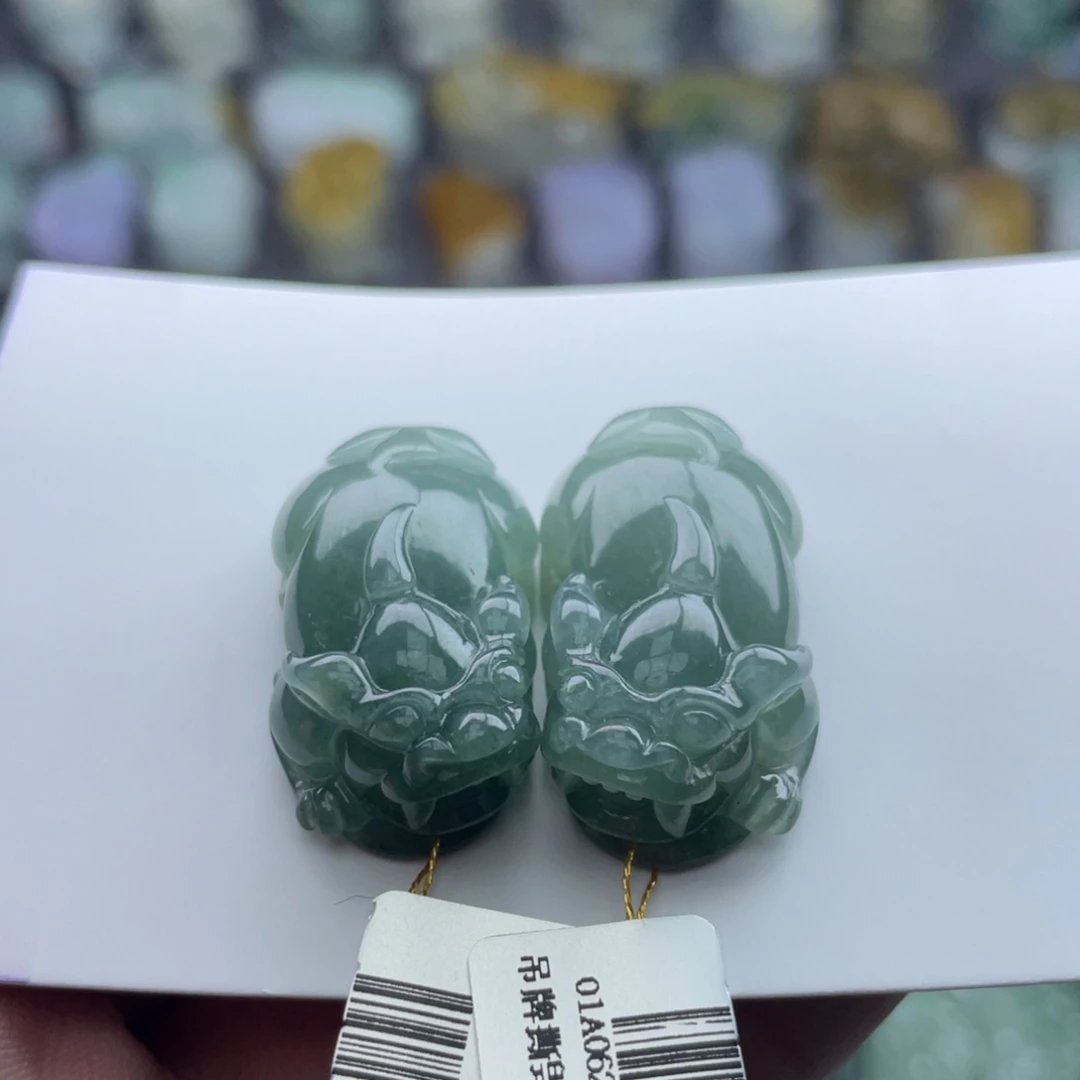 港***茶翡翠未镶嵌颈饰貔貅