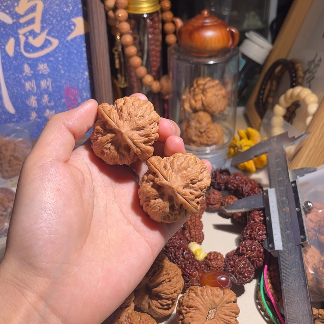 文玩核桃把件40红锦鲤