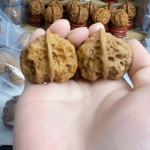 文玩核桃把件聚宝金蟾带彩39