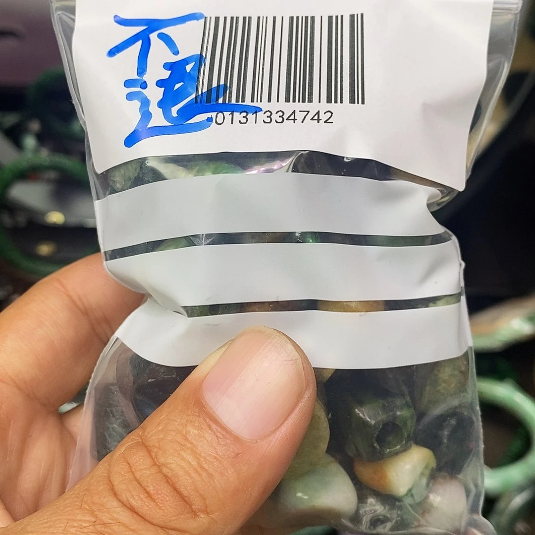 颈饰未镶嵌翡翠漂亮美眉