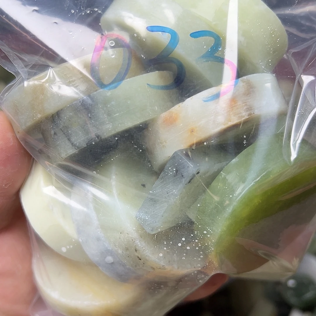 郑***@蛇纹石玉未镶嵌鱼缸石 盆景石