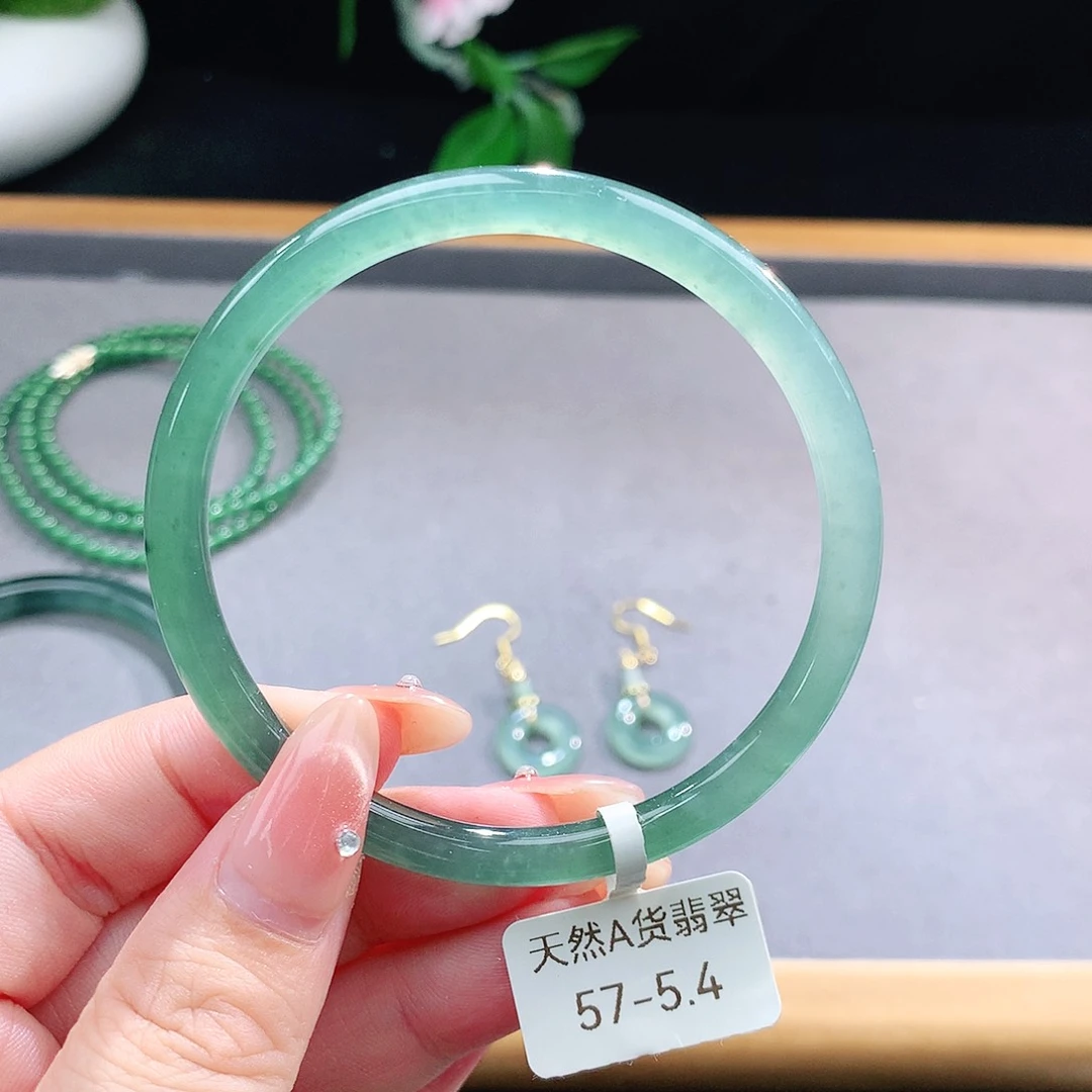 未镶嵌手镯（圆镯）翡翠