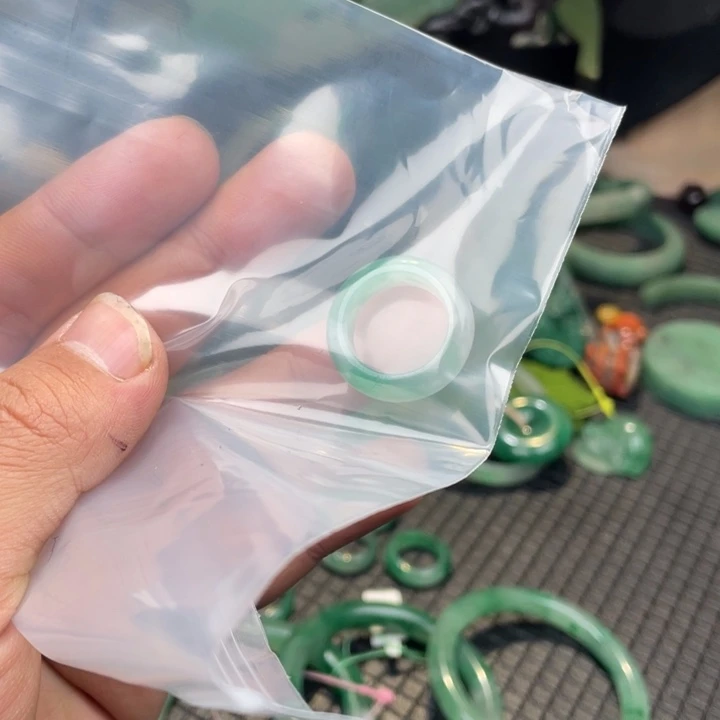 苏***格石英质玉（非洲翠）未镶嵌颈饰