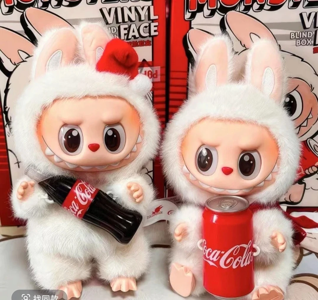 2025新款2.3代可乐款系列坐坐派对潮玩搪胶毛绒钥匙挂件创意玩偶
