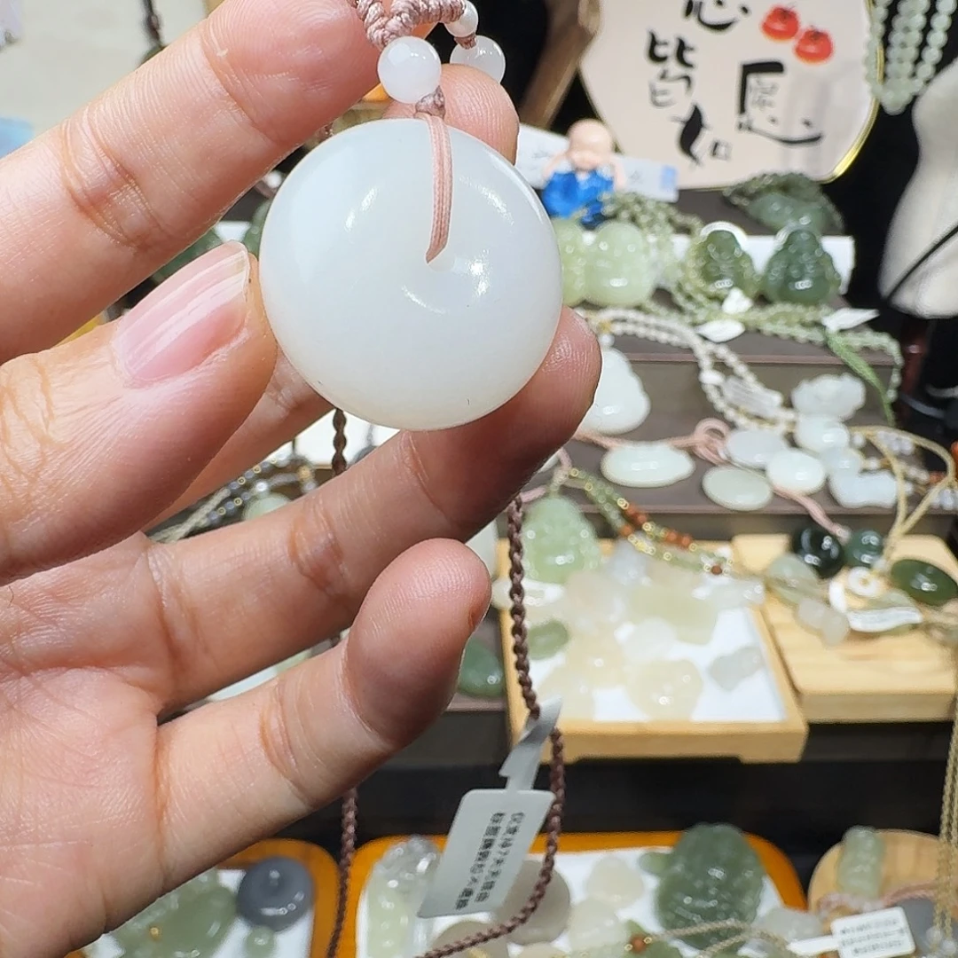 做***嘟和田玉未镶嵌颈饰