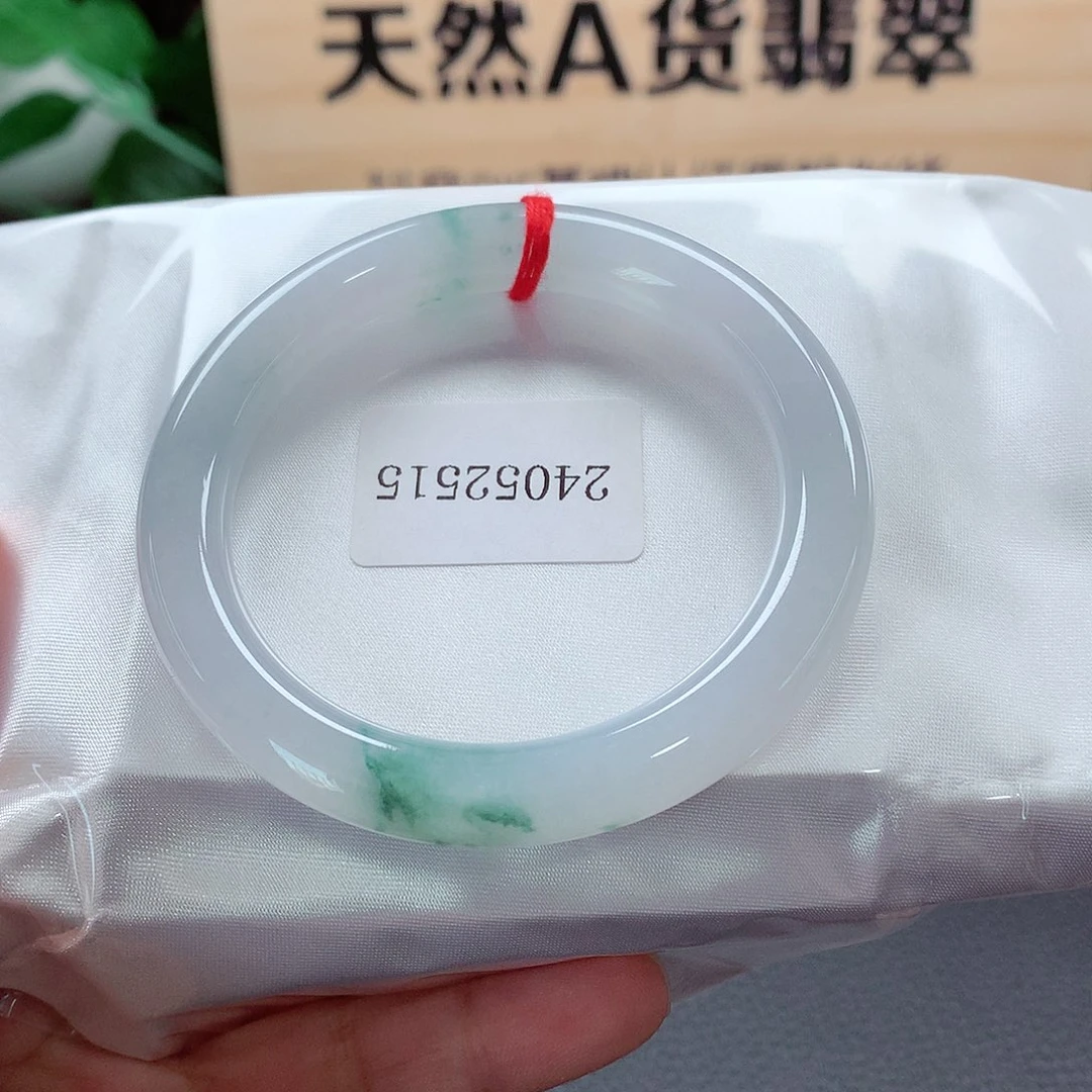 翡翠手镯（圆镯）未镶嵌天然A货翡翠手镯