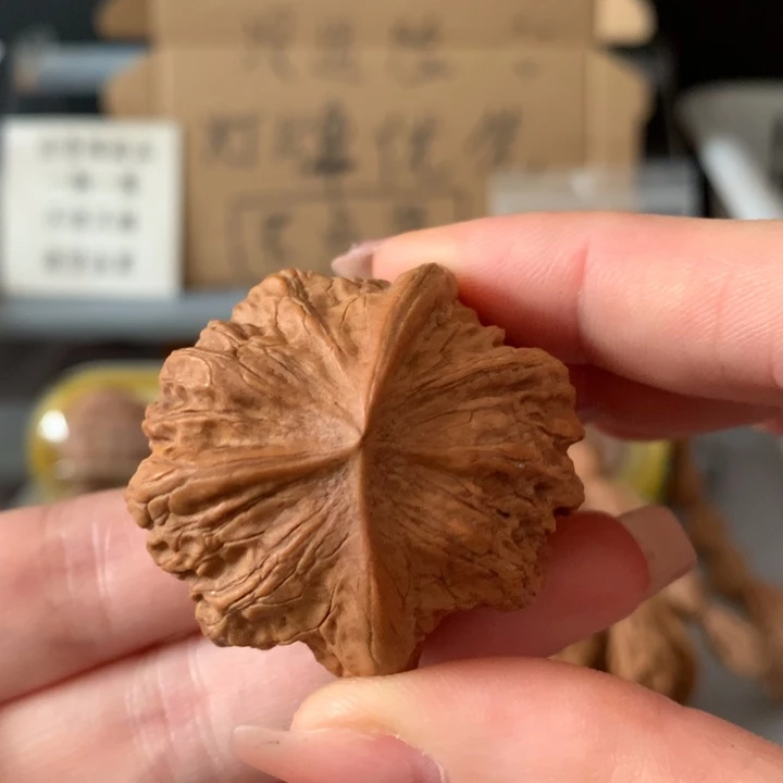 阿***杰吊坠文玩核桃异形单只，有瑕疵