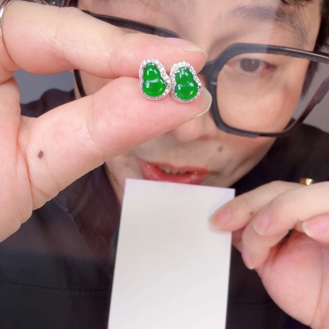 翡翠未镶嵌颈饰一对