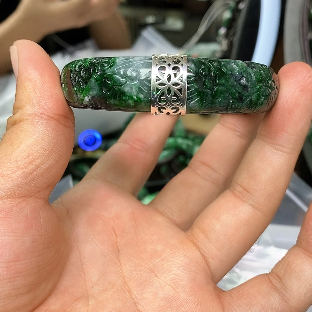 翡翠手镯未镶嵌漂亮美眉