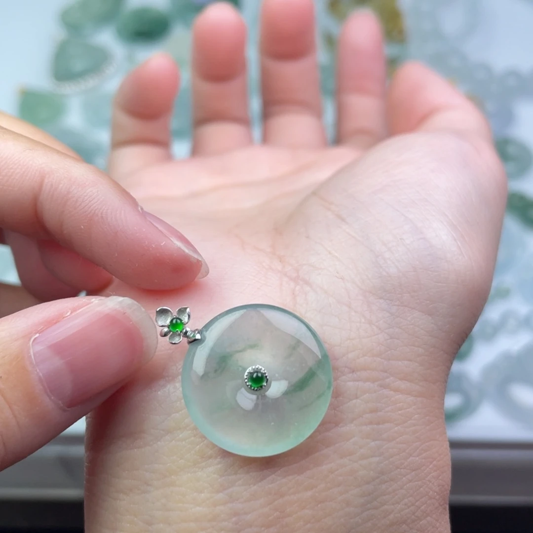 翡翠18K金镶嵌颈饰