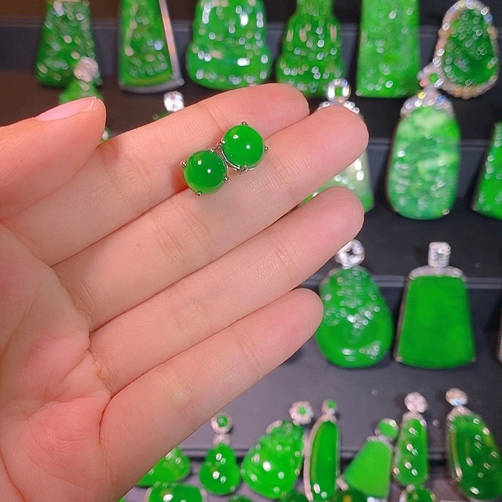 翡翠银S925镶嵌耳钉是