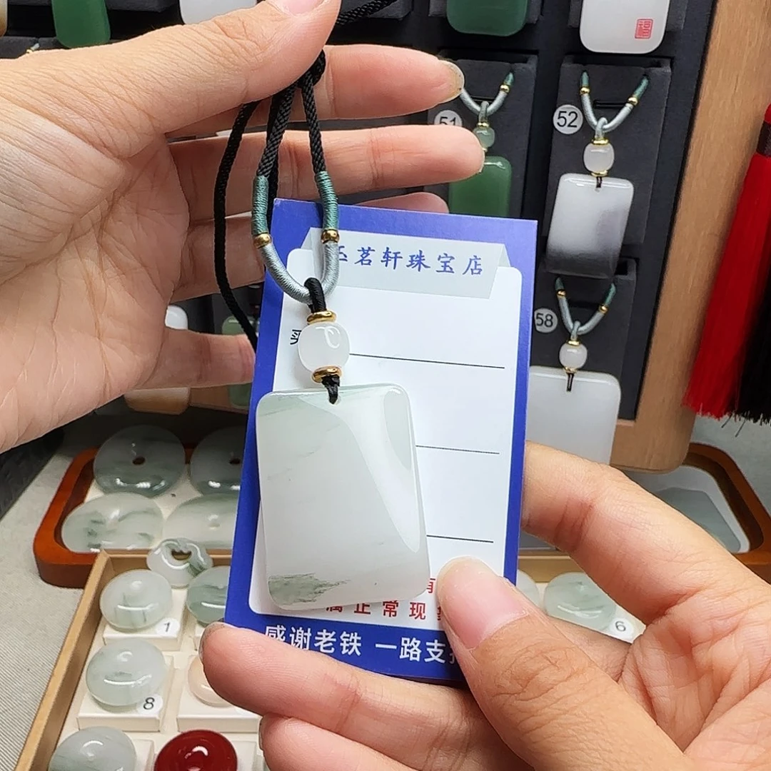 颈饰未镶嵌石英质玉