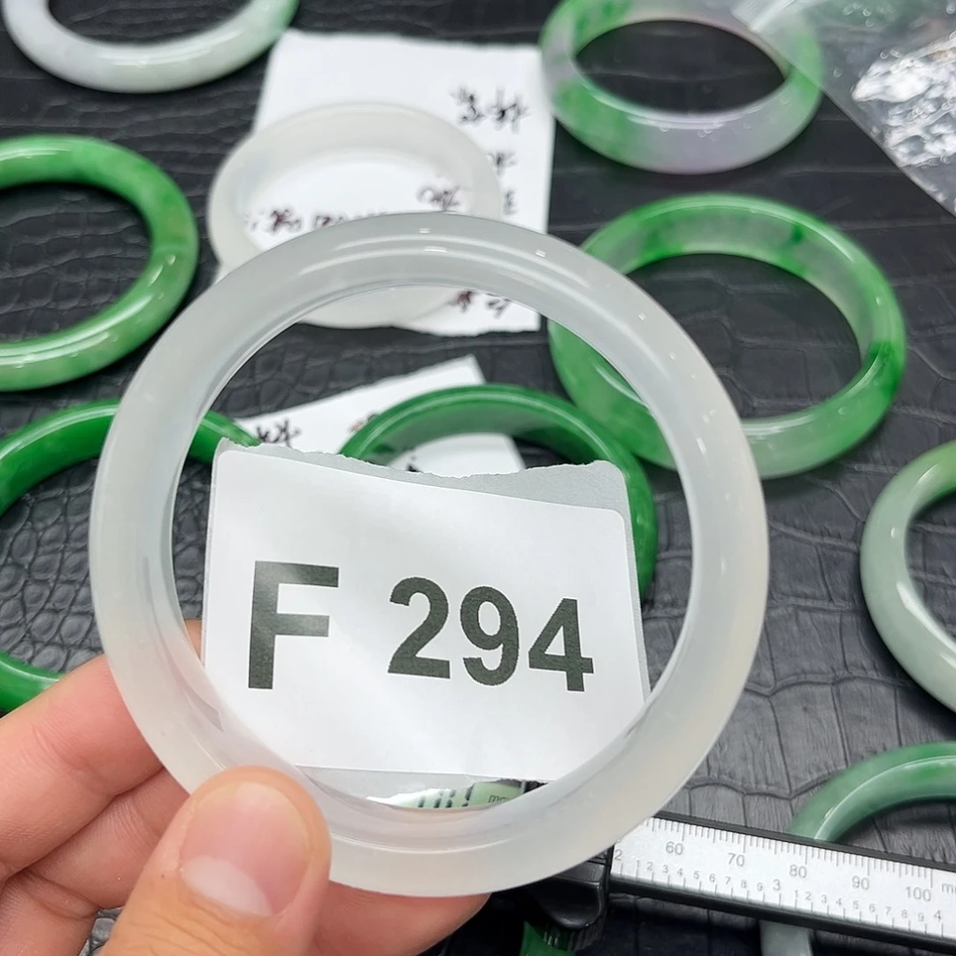 翡翠手镯未镶嵌默认瑕疵