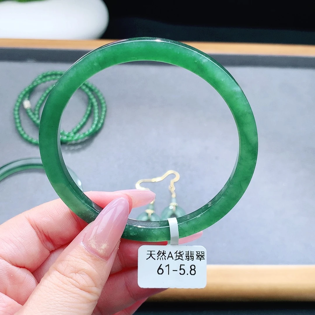 未镶嵌手镯（圆镯）翡翠