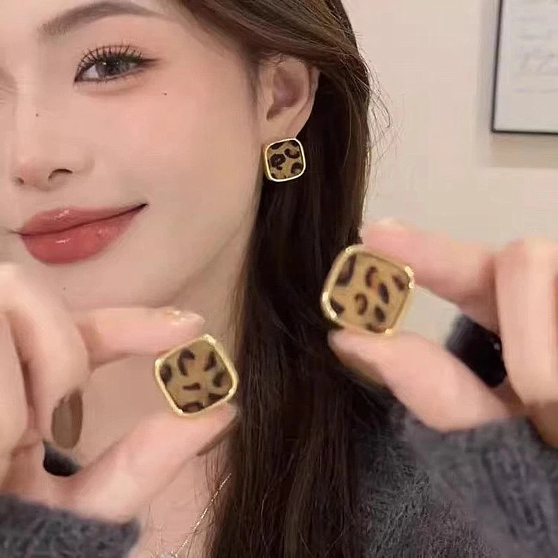 铜合金亚克力耳饰 港风豹纹方块耳钉女秋冬气质简约时尚通勤耳环