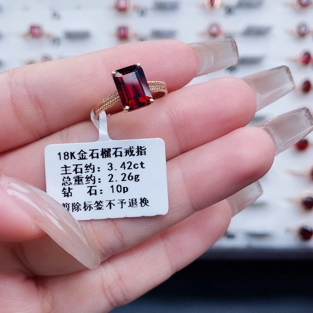 18K金镶嵌戒指石榴石