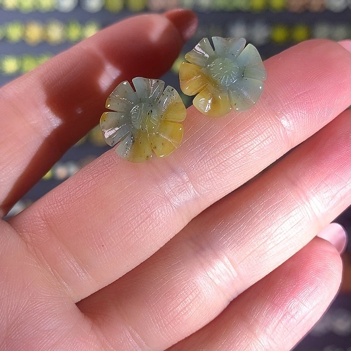蛇纹石玉未镶嵌耳饰