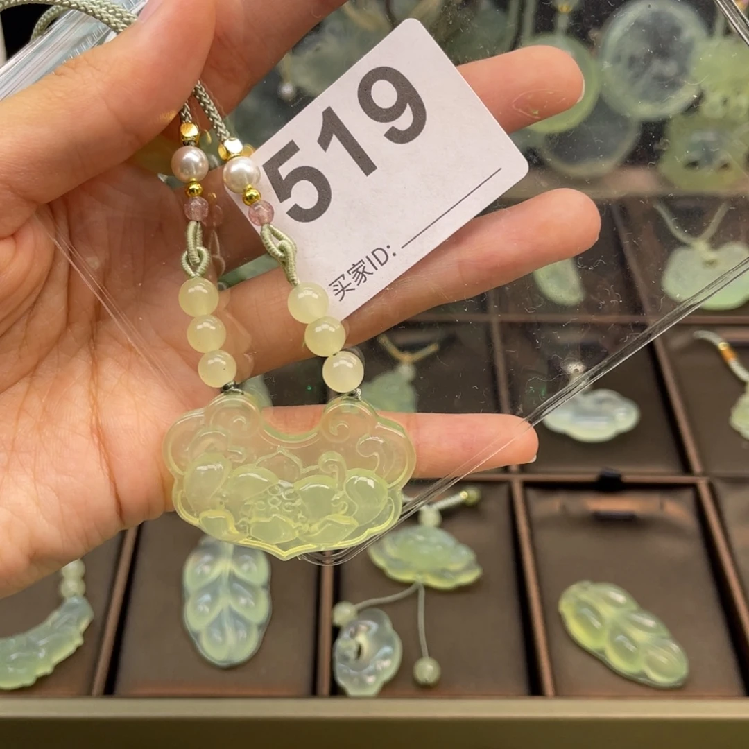 柠****蛇纹石玉未镶嵌颈饰