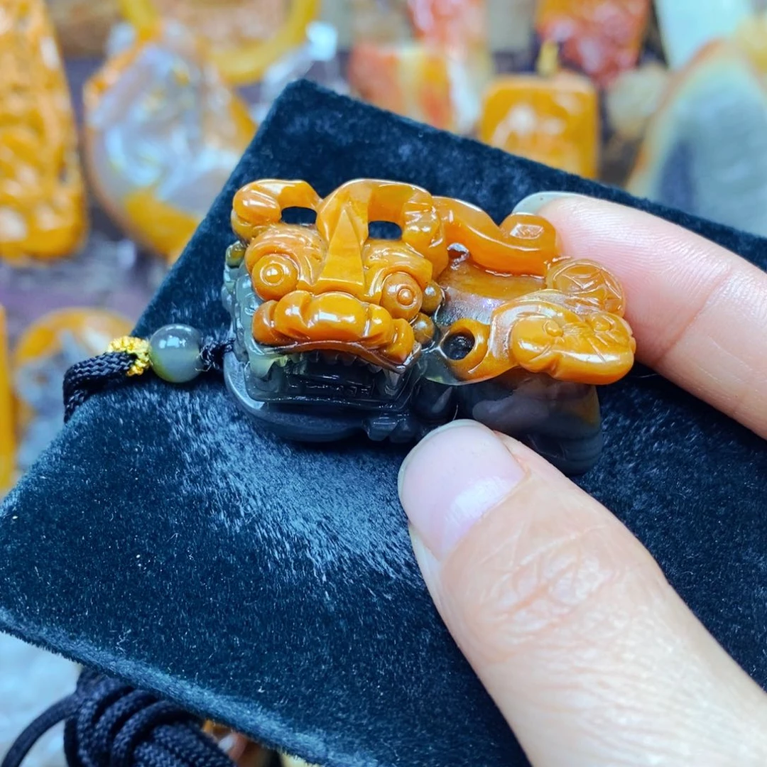 未镶嵌石英质玉（黄龙玉）颈饰