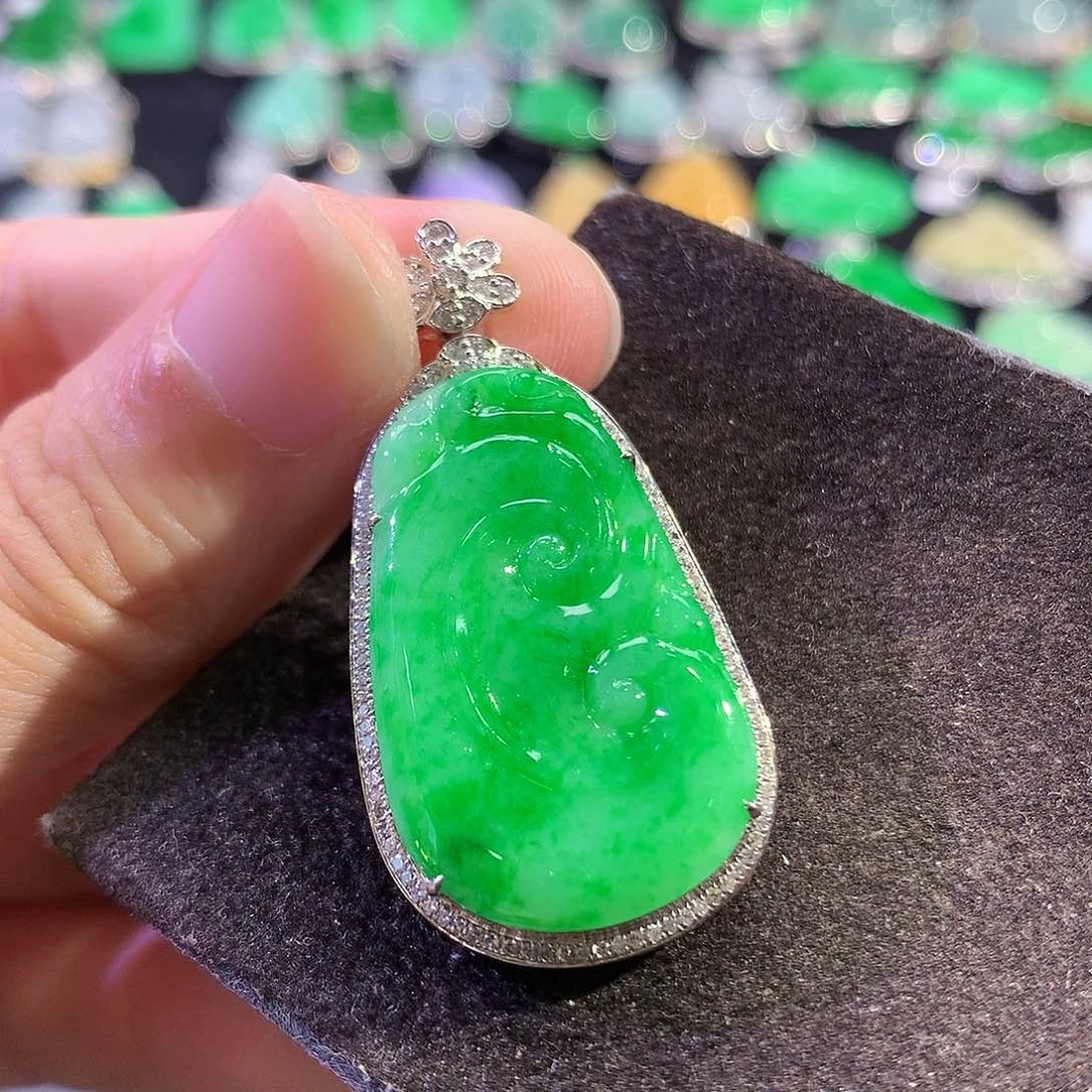 翡翠18K金镶嵌吊坠(赠链)