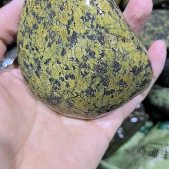 岚***上木藏玉药王石原石一个