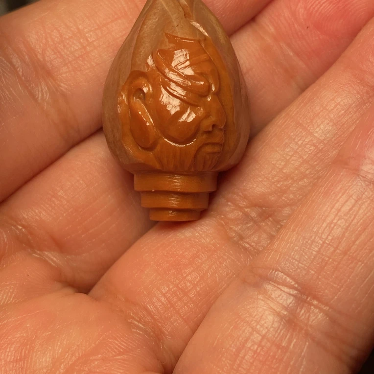 福利苏工核雕，纯手工雕刻，老苏工铁核关二哥三通，个性十足尺寸2。0