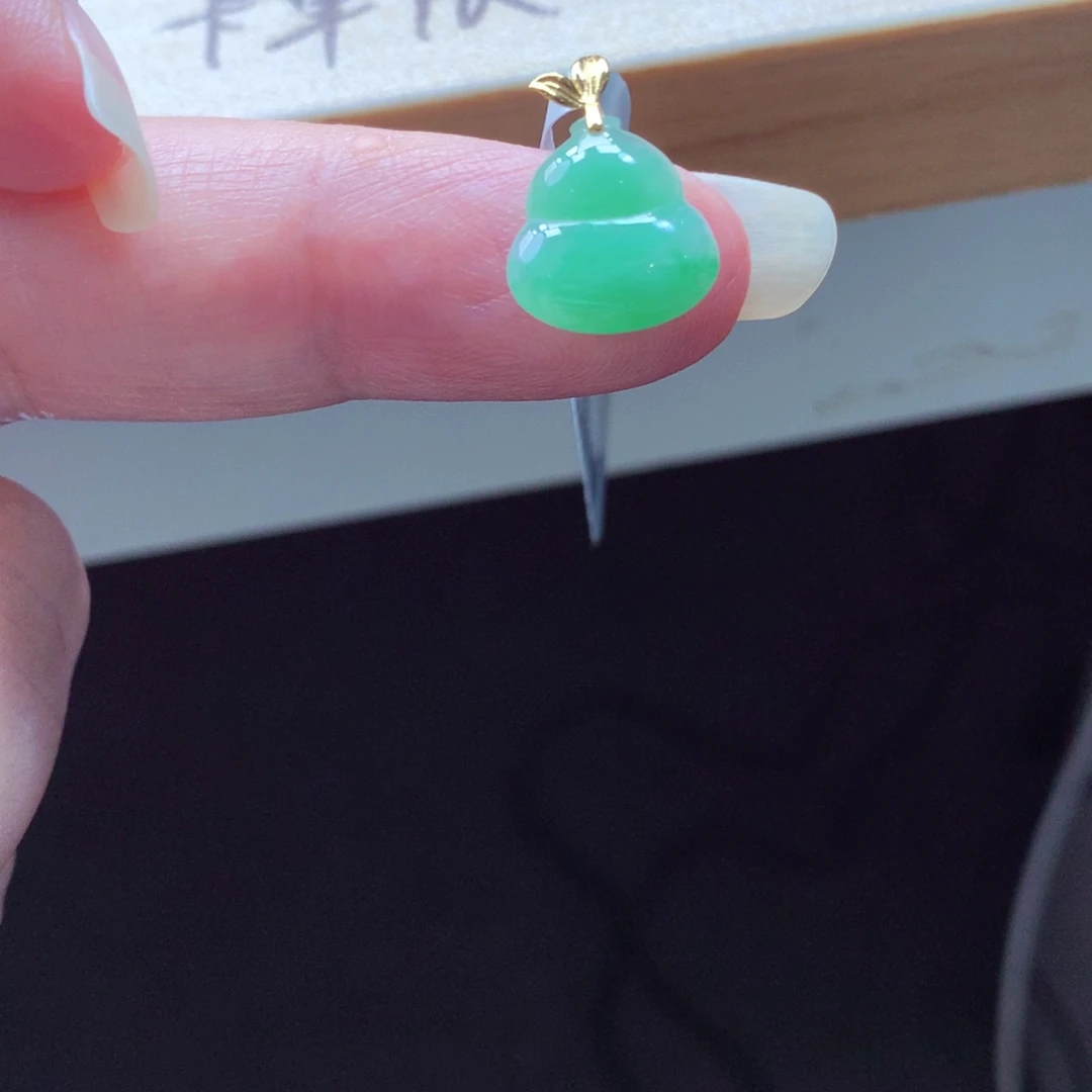 翡翠18K金镶嵌颈饰吊坠