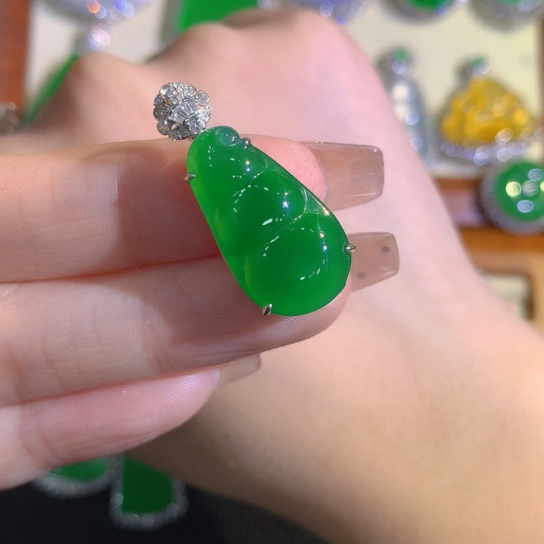 颈饰18K金镶嵌翡翠