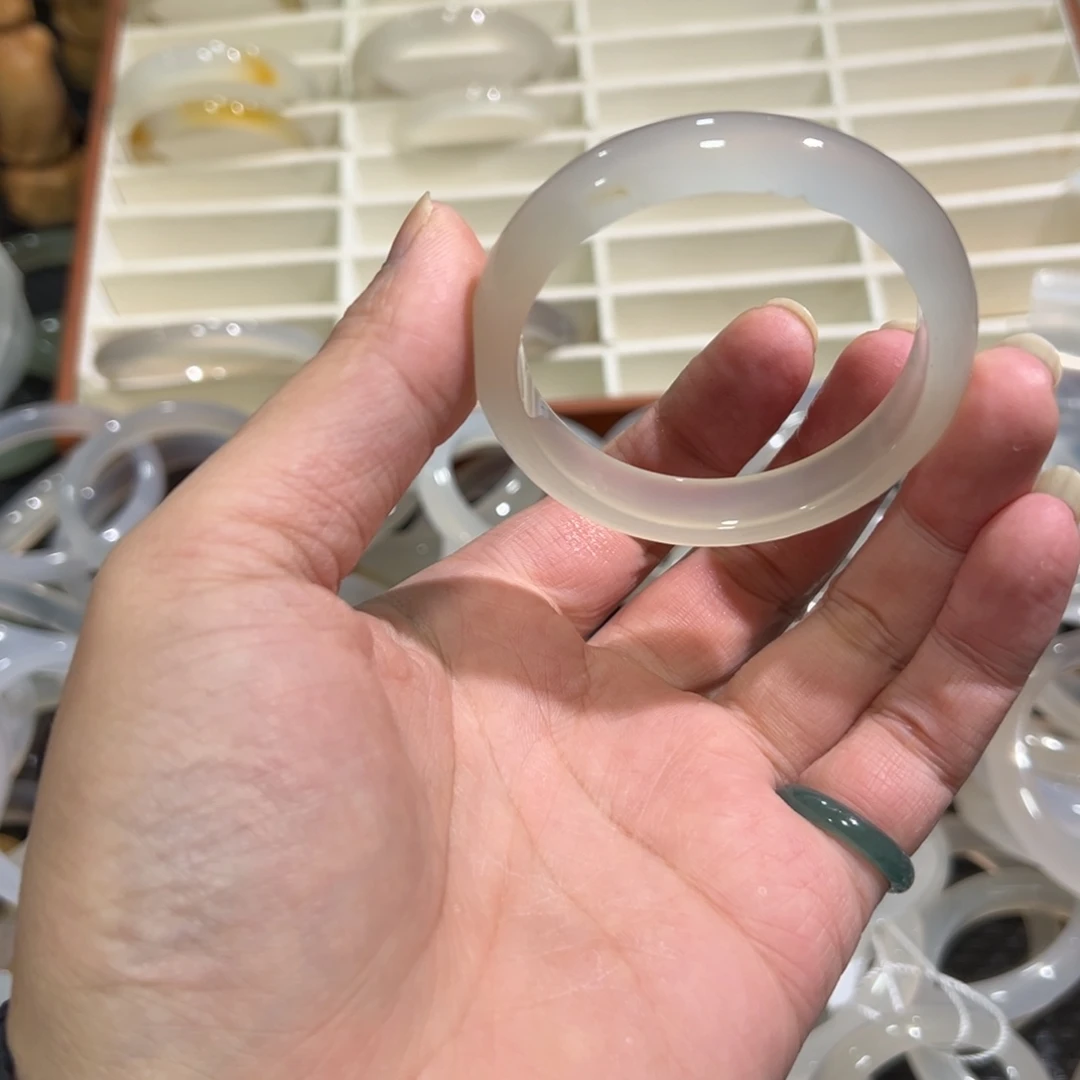 玛瑙/玉髓未镶嵌手镯51圈微瑕31
