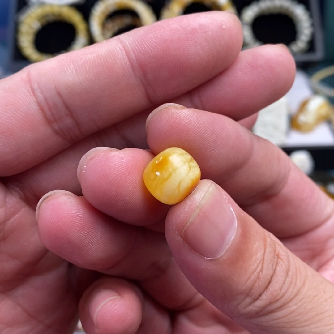 蜜蜡未镶嵌裸石12.4mm沁色虎皮纹