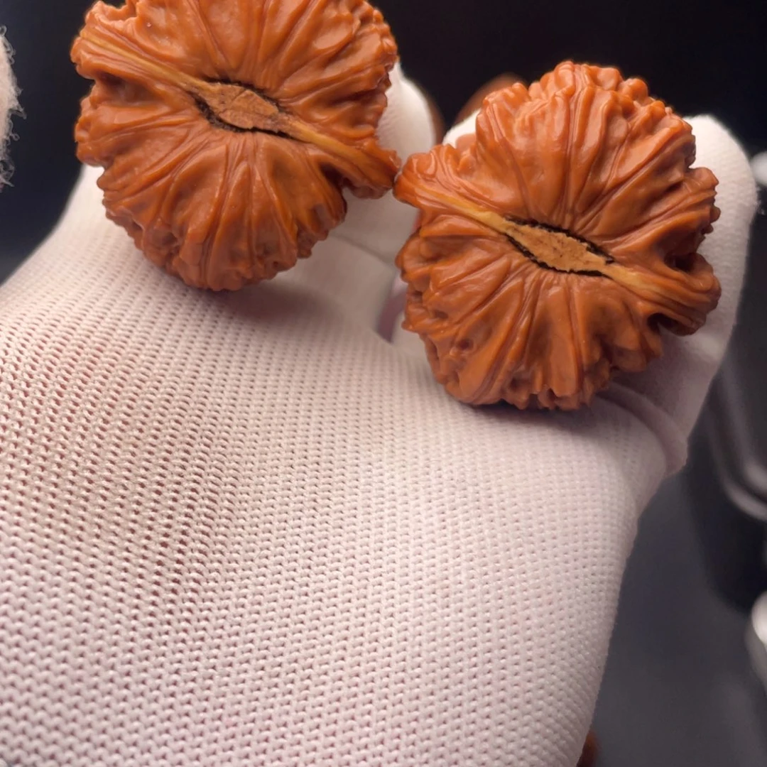 文玩核桃吊坠44卡姿兰大眼睛一线天