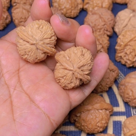 【闪购商品】文玩核桃吊坠冷*。白狮子33