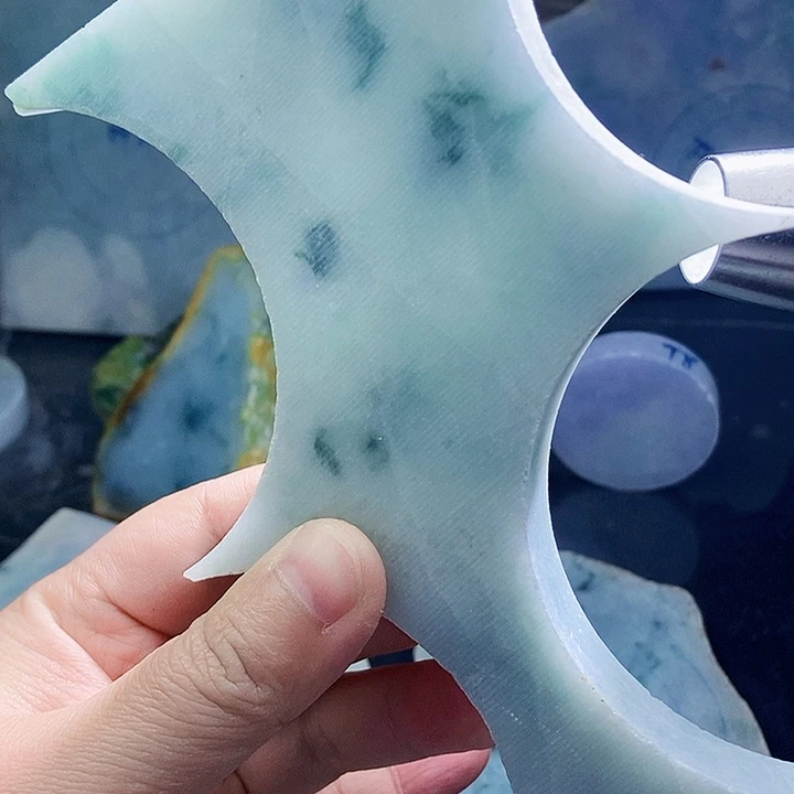 翡翠未镶嵌颈饰毛料1