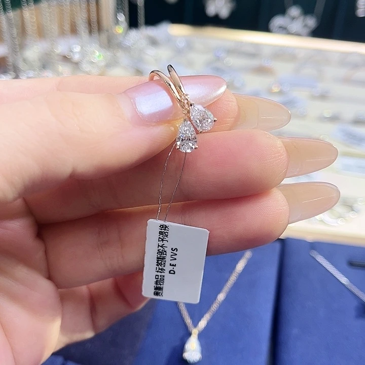 实验室培育钻石18K金镶嵌水滴单颗50分耳钩