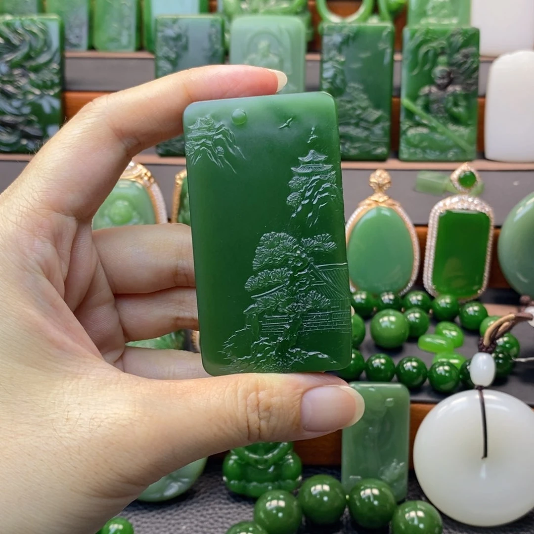 颈饰未镶嵌和田玉（碧玉）山水牌