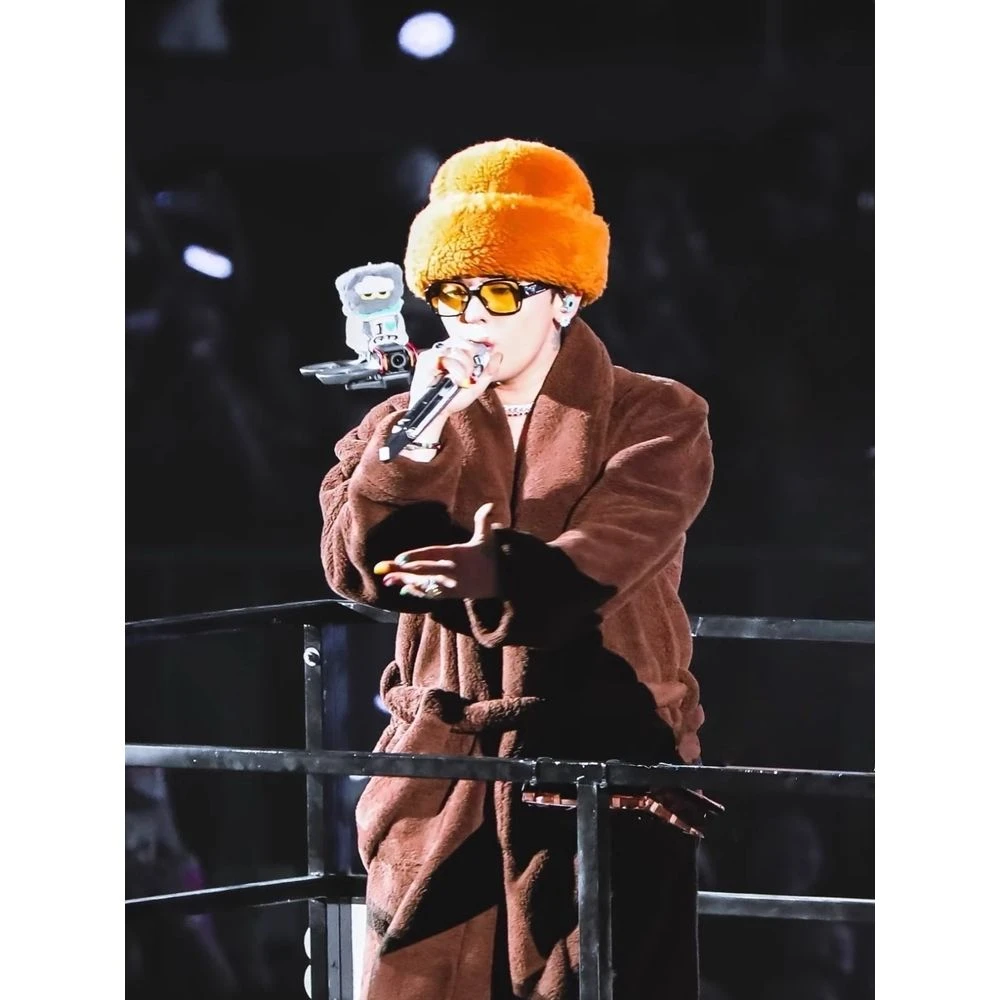 【时尚新品】2025大版演唱会权志龙棕色刺绣毛绒大衣保暖舒适外套