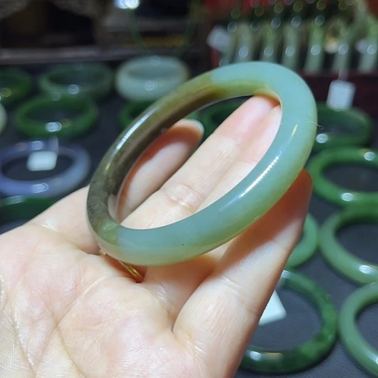 和田玉未镶嵌手镯