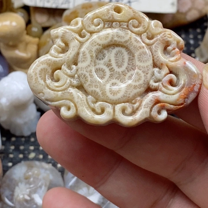 颈饰未镶嵌硅化珊瑚（珊瑚玉）