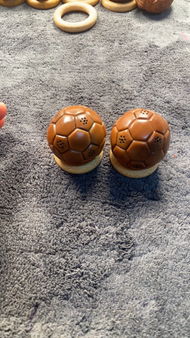 橄榄核雕巴西大榄雕刻足球手球一对