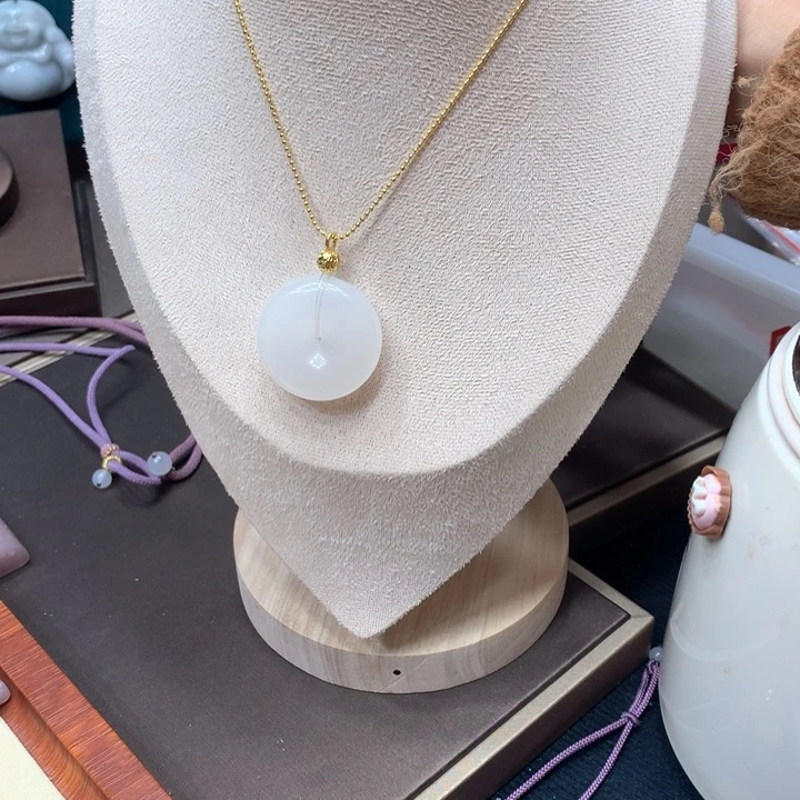 石英质玉颈饰足铂镶嵌